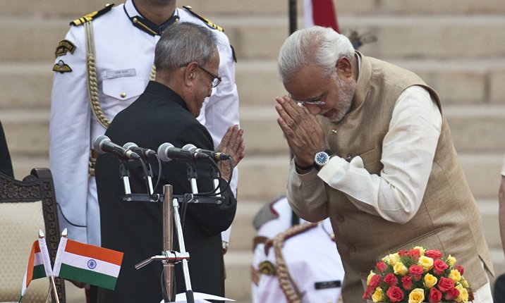 India's President Pranab Mukherjee (l) greets the new prime minister, Narendra Modi